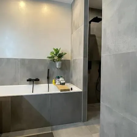 115 M2 With Garden 200m From The 헤이그